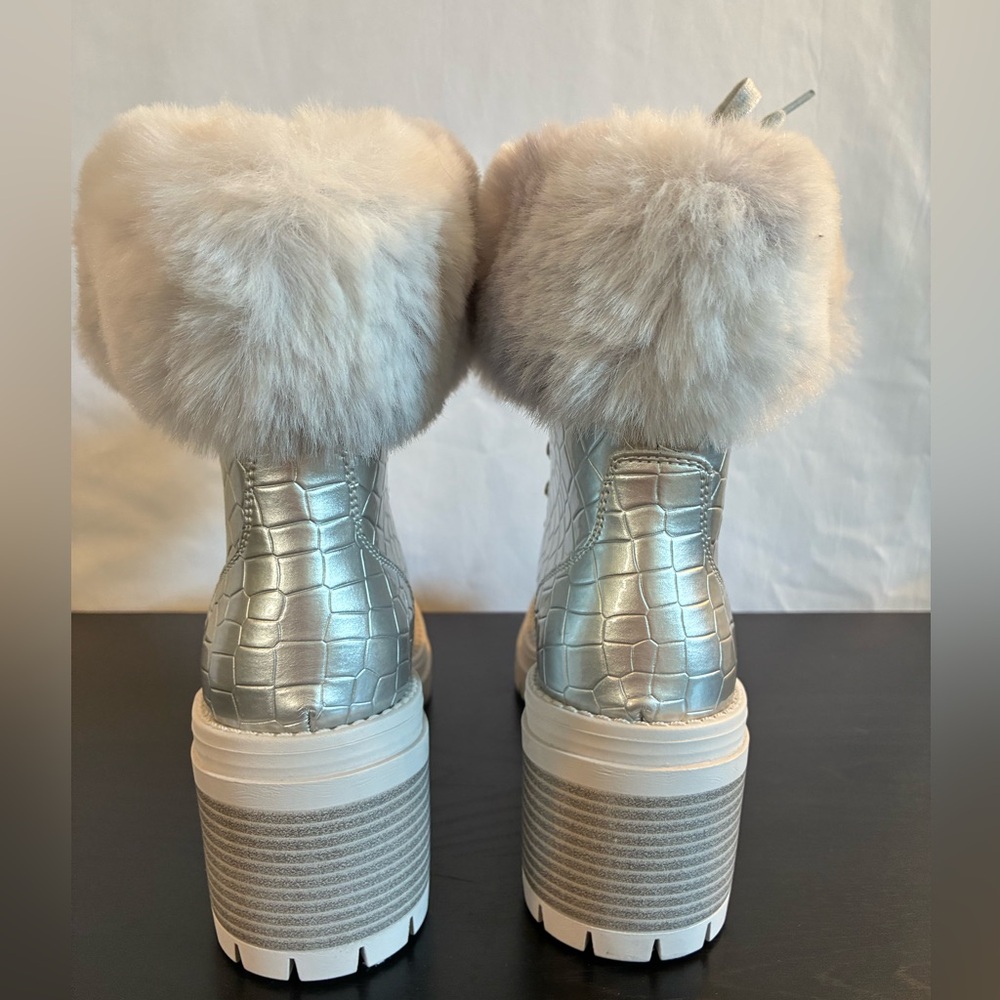 NWOB Lauren Lorraine silver boots block heel lug sole faux fur lace up 6.5 / 7 - Picture 3 of 10